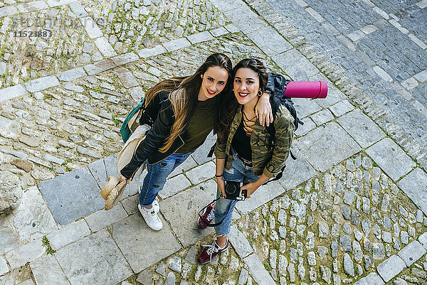 Zwei reisende junge Frauen stehen auf dem Schleppplatz.
