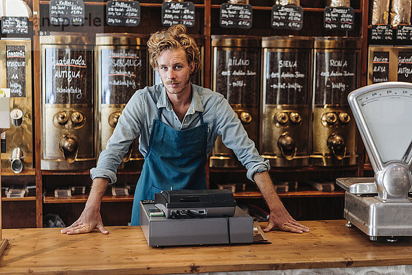 Porträt des Kaffeerösters an der Theke in seinem Geschäft