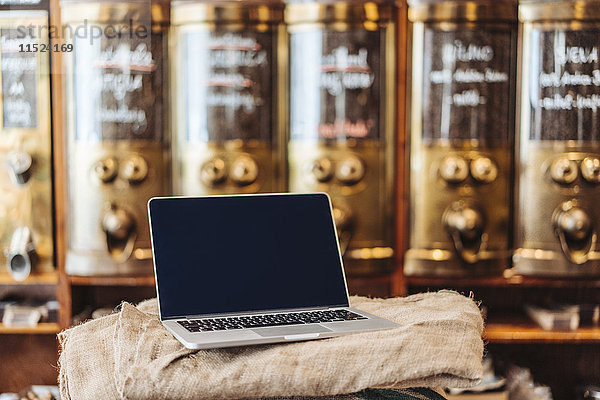 Laptop in einer Kaffeerösterei