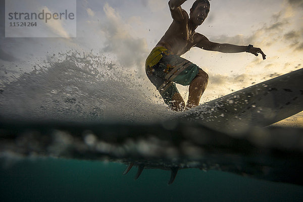 Indonesien  Bali  Surfer bei Sonnenuntergang