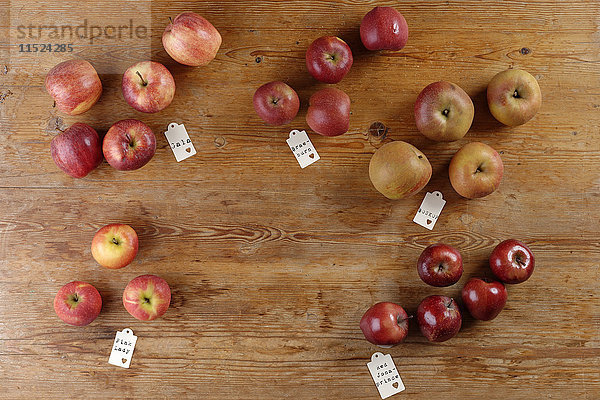 Verschiedene Apfelsorten auf Holztisch