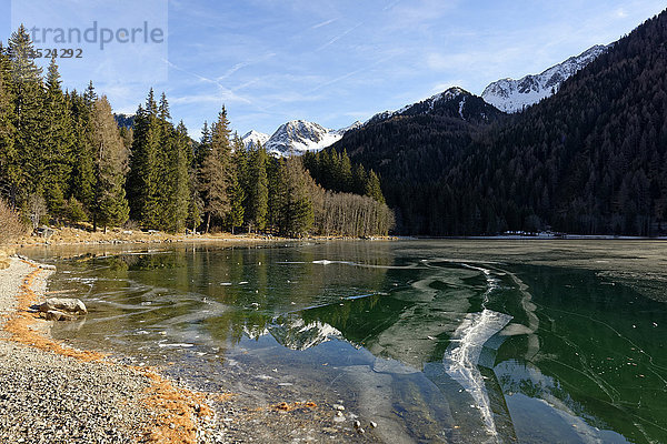 Italien  Südtirol  Antholzertal  zugefrorener See