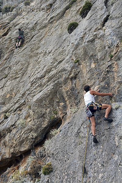 Griechenland  Kalymnos  zwei Kletterer in der Felswand