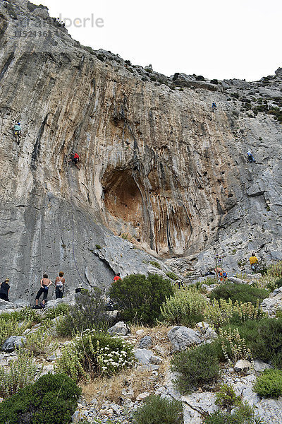 Griechenland  Kalymnos  Kletterer in der Felswand
