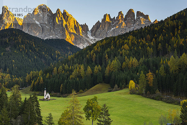 Italien  Südtirol  Funes-Tal  Odle-Gruppe im Herbst und Johanniskapelle