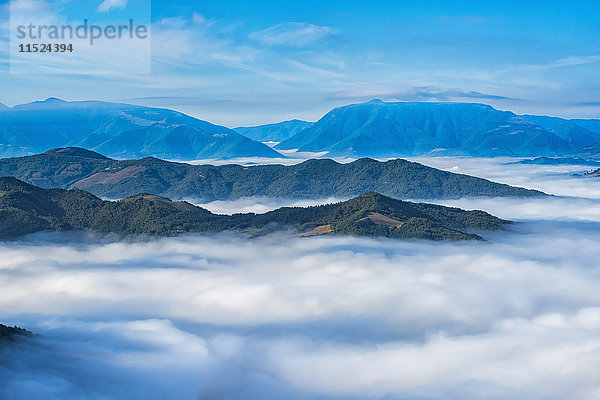 Italien  Marken  Apennin  Blick von Furlo auf den Petrano Berg