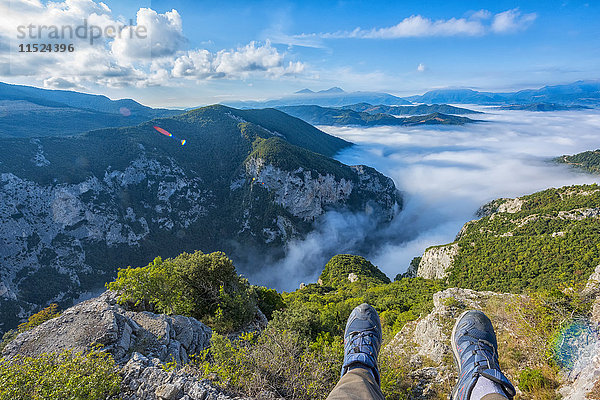Italien  Marken  Apenninen  Furlo-Pass  Füße des ruhenden Wanderers auf dem Gipfel des Berges