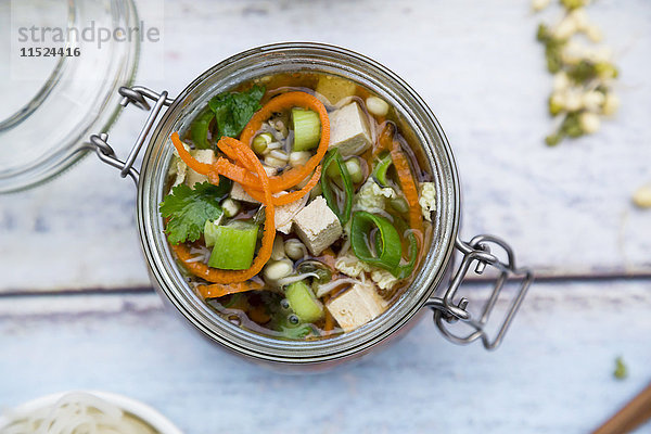 Asiatische Reisnudelsuppe mit Gemüse und Tofu im Glas