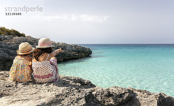 Mädchen am Strand mit Blick aufs Meer