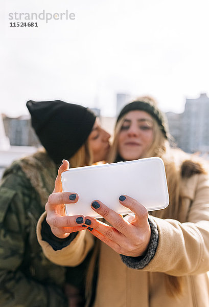 Zwei Freunde nehmen Selfie mit Smartphone