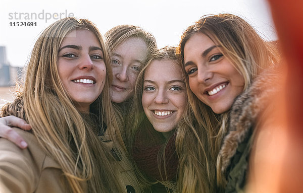 Porträt von vier glücklichen Freunden  die Selfie nehmen