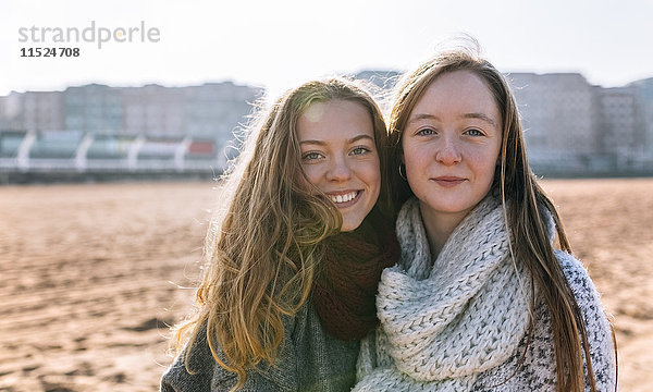 Portrait von zwei besten Freunden am Strand
