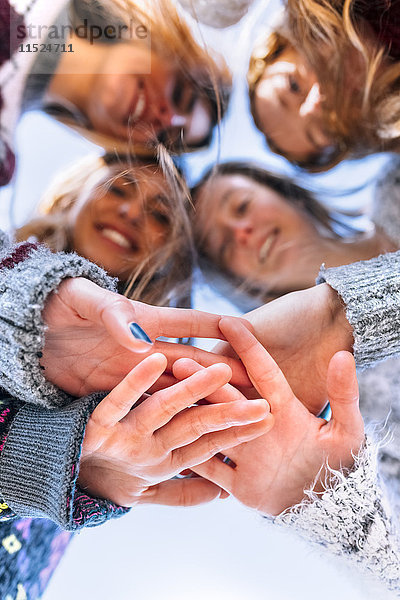 Vier Freunde  die sich die Hände reichen  Nahaufnahme