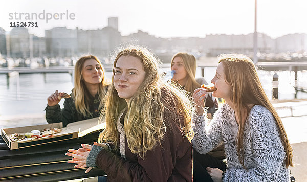 Freunde essen Pizza im Freien