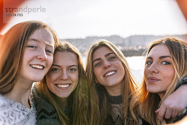 Porträt von vier glücklichen Freunden  die Selfie nehmen