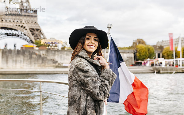 Paris  Frankreich  Porträt eines Touristen auf der Seine mit Eiffelturm im Hintergrund