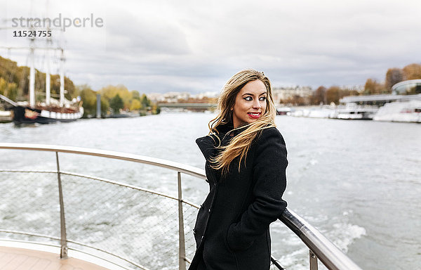 Paris  Frankreich  Porträt einer Frau bei einer Kreuzfahrt auf der Seine