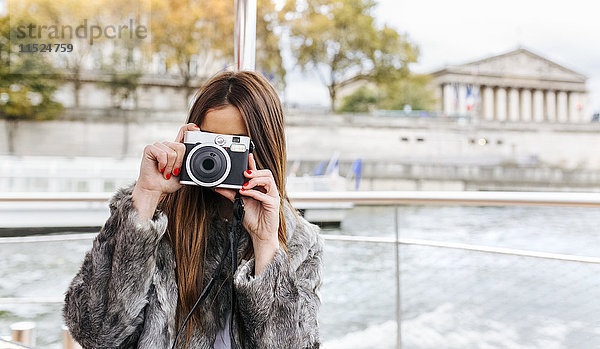 Paris  Frankreich  Touristenaufnahme mit Kamera an der Seine