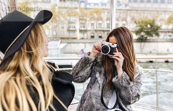 Frankreich  Paris  Touristen fotografieren ihre Freundin mit Kamera
