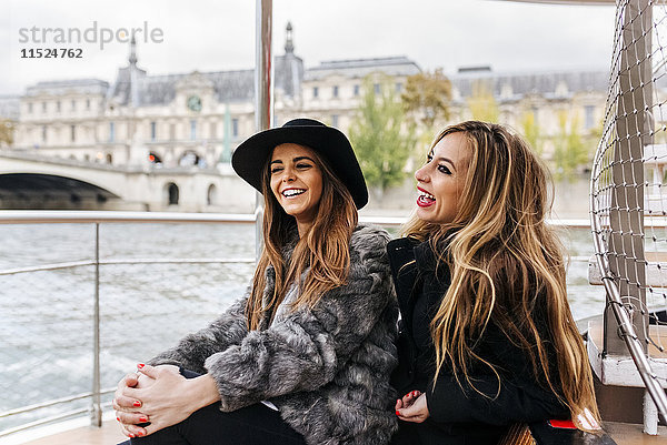 Paris  Frankreich  zwei lachende Touristen bei einer Kreuzfahrt auf der Seine