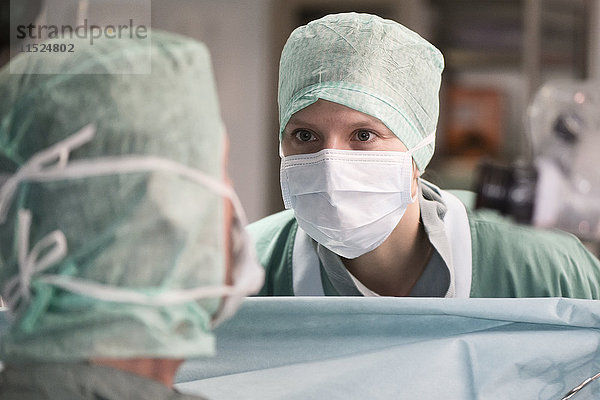 Zwei Chirurgen im Operationssaal