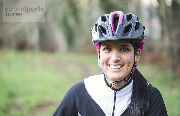 Porträt einer lächelnden Frau mit Fahrradhelm