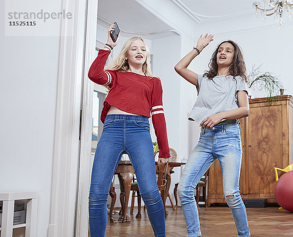 Zwei Mädchen tanzen zu Hause