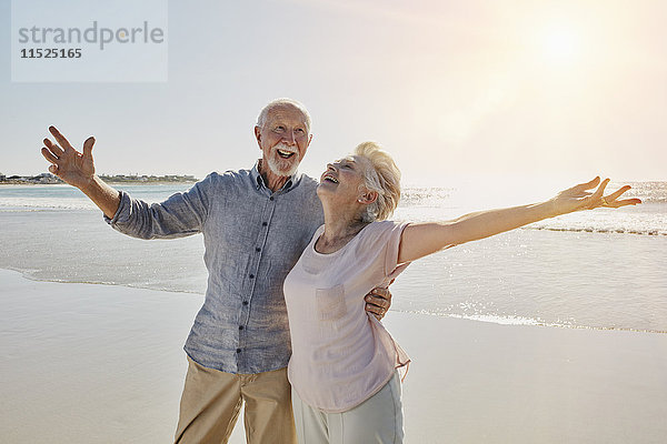 Glückliches Seniorenpaar am Strand