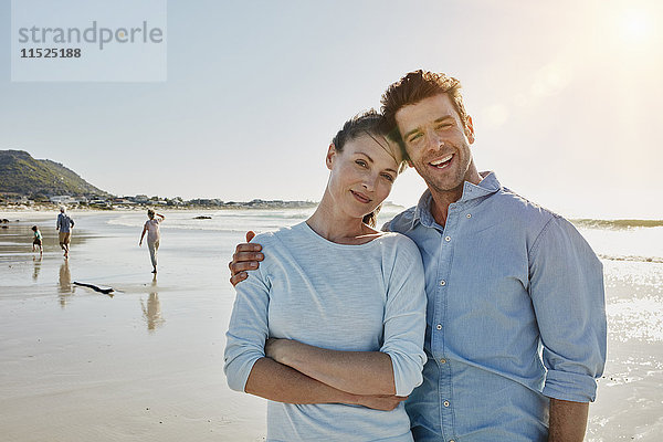 Porträt eines Paares am Strand