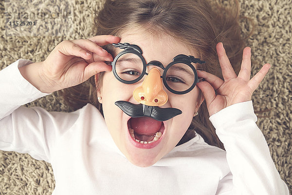 Porträt des schreienden kleinen Mädchens mit lustiger Brille