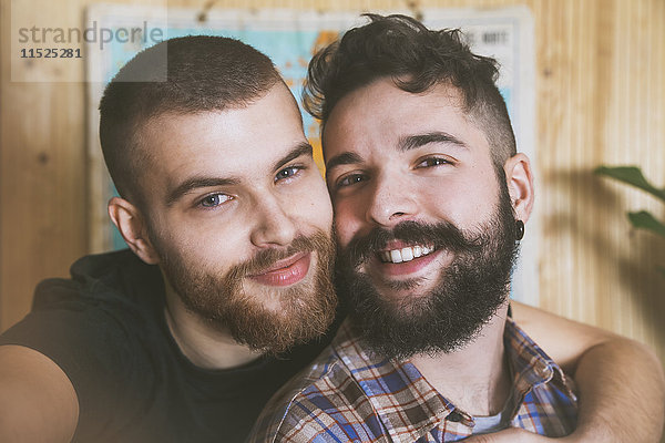 Porträt eines fröhlichen jungen schwulen Paares  das Selfie nimmt.