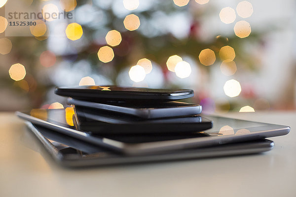 Stapel von digitalen Tabletts und Smartphones zur Weihnachtszeit  Nahaufnahme