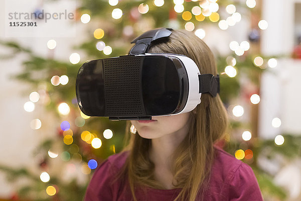 Mädchen mit Virtual Reality Brille zur Weihnachtszeit