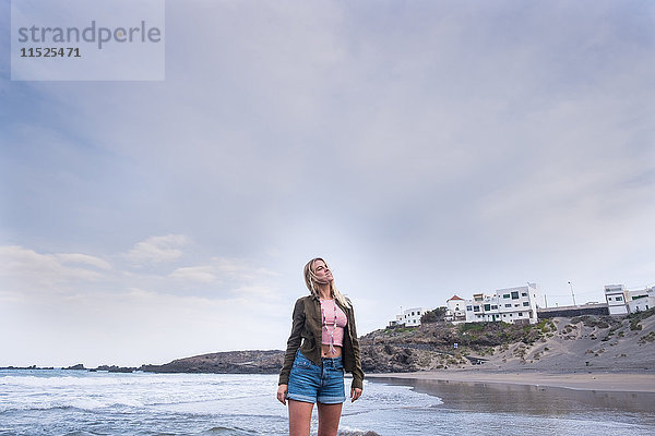 Spanien  Teneriffa  junge blonde Frau am Strand