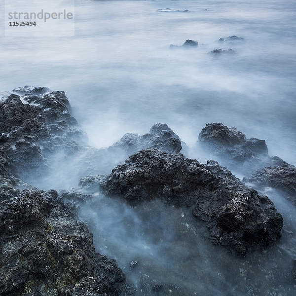 Spanien  Teneriffa  Felsen im Meer  lange Exposition