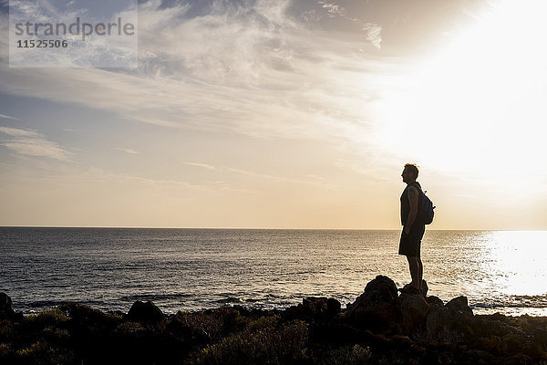 Spanien  Teneriffa  Silhouette des Mannes vor dem Meer bei Sonnenuntergang