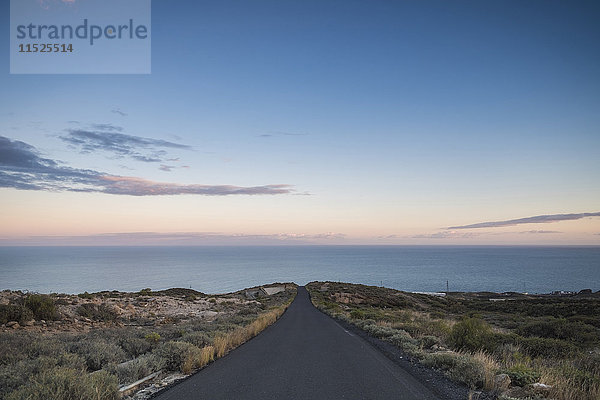 Spanien  Teneriffa  leere Straße in der Abenddämmerung