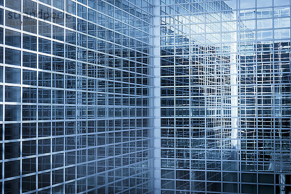Moderne Glasfassade  Teilansicht
