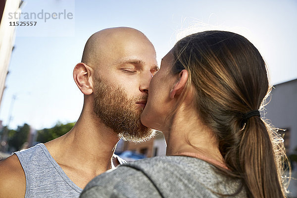 Küssendes junges Paar