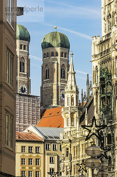 Deutschland  München  Blick auf die Türme der Frauenkirche mit dem Rathaus im Vordergrund