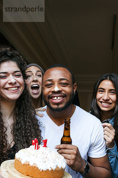 Gruppenbild von vier Freunden zum Geburtstag