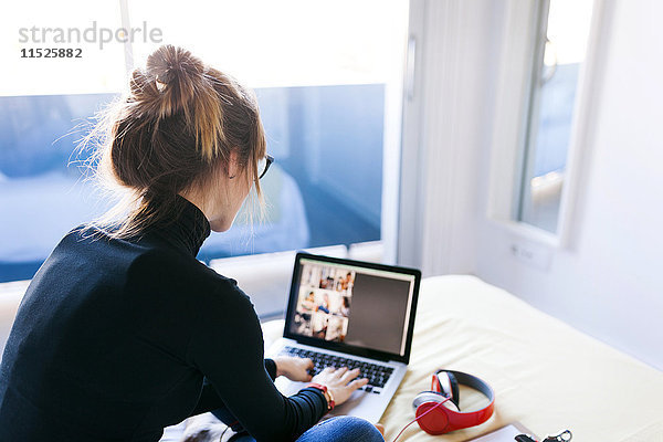 Frau im Bett mit Laptop