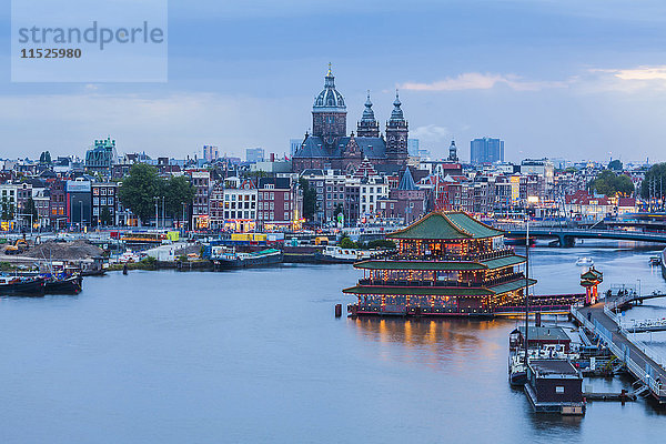 Niederlande  Amsterdam  Blick auf die Basilika St. Nikolaus mit chinesischem Restaurant im Vordergrund