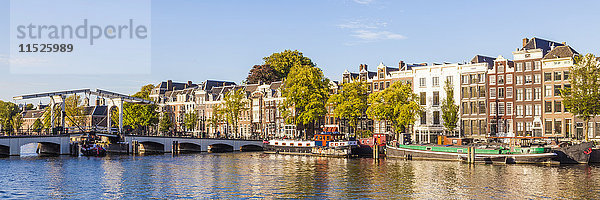 Niederlande  Amsterdam  Blick auf Magere Brug und historische Häuserreihe am Amstel River