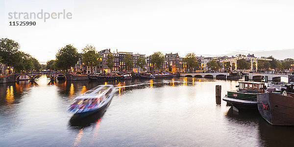 Niederlande  Amsterdam  Blick auf die Altstadt und Magere Brug mit Amstel River im Vordergrund