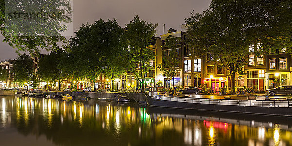 Niederlande  Amsterdam  beleuchtete Häuserzeile in der Altstadt