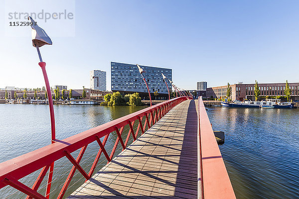 Niederlande  Amsterdam  Fußgängerbrücke über Spoorwegbassin zur Hafeninsel Sporenburg