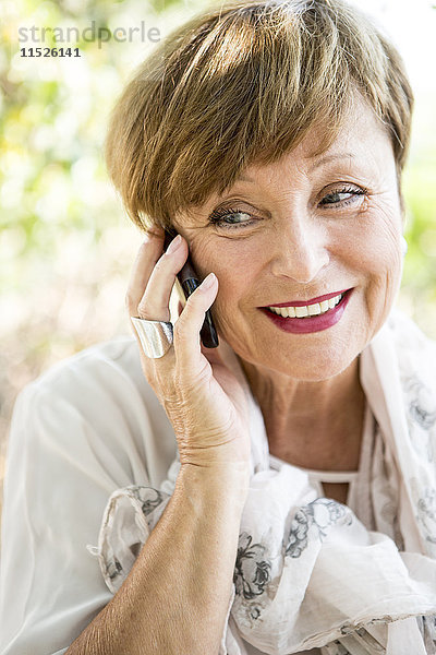 Porträt einer älteren Frau am Telefon