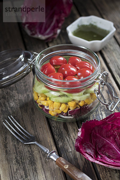 Einmachglas Salat mit verschiedenen Gemüsesorten