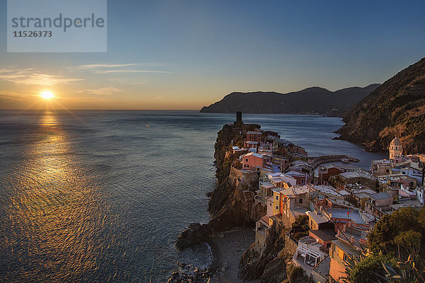 Italien  Ligurien  Cinque Terre  Vernazza bei Sonnenuntergang